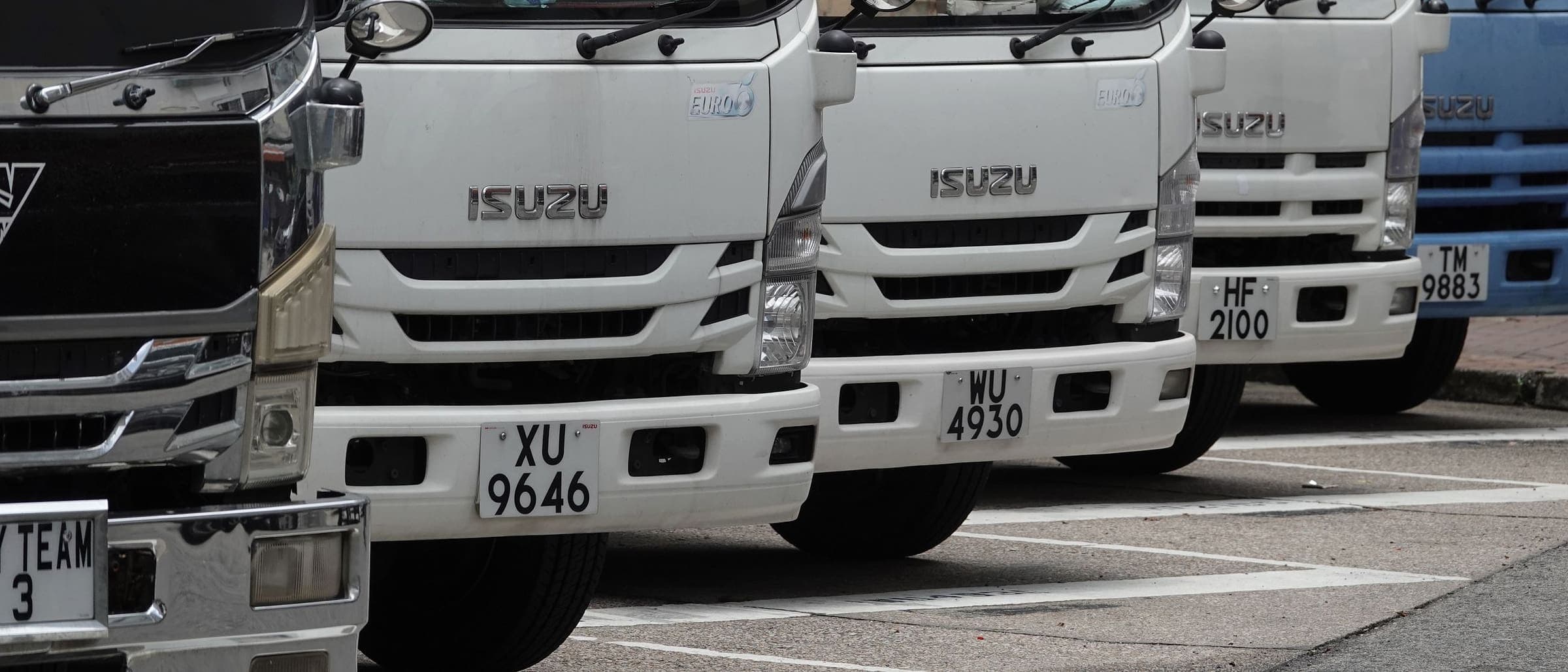 ขบวนรถบรรทุกของ ZCC จอดเรียงพร้อมรับงานตามสัญญาในลาน