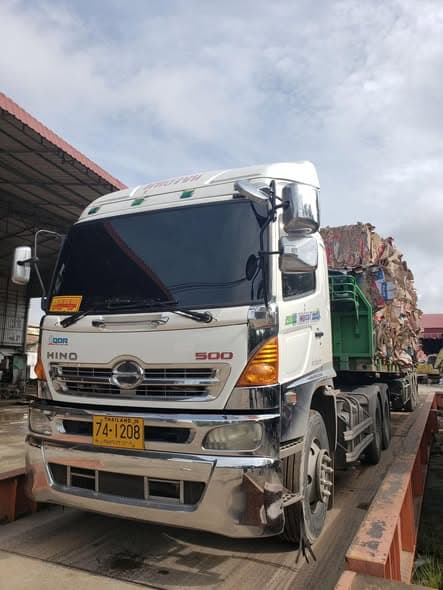 รถบรรทุกของ ZCC Express บรรทุกสินค้าอัดก้อน จอดชั่งน้ำหนักอยู่หน้าโรงพักสินค้า