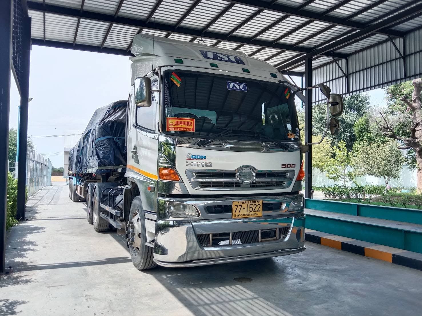 ทีมงาน ZCC EXPRESS กำลังจัดสินค้าขึ้นรถบรรทุก